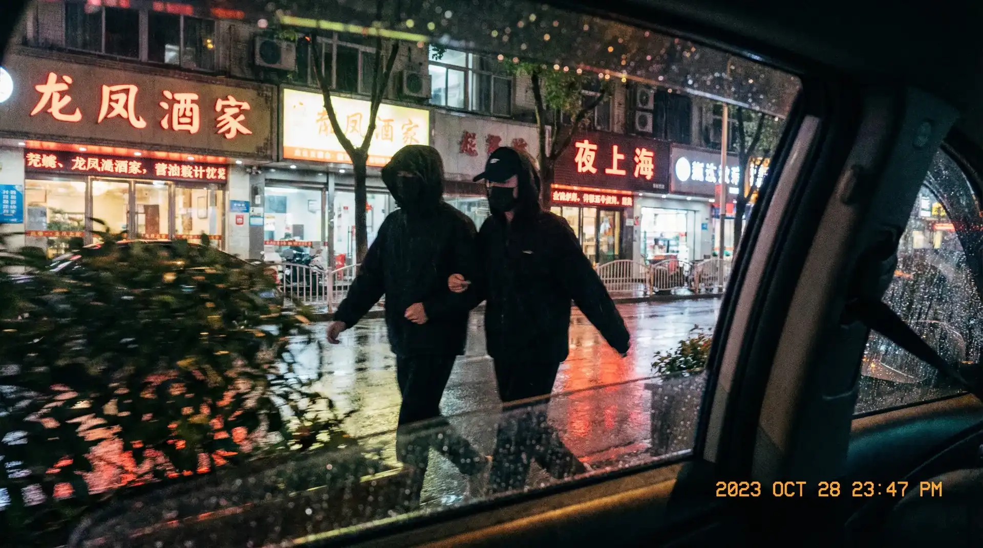豪利777网址 - 顶流明星深夜密会现场抓拍照片